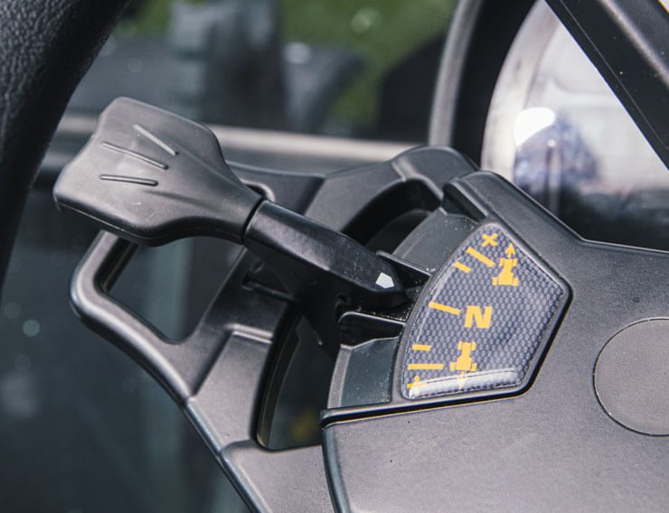 Mf 5700 Feature Power Shuttle Control 740x568
