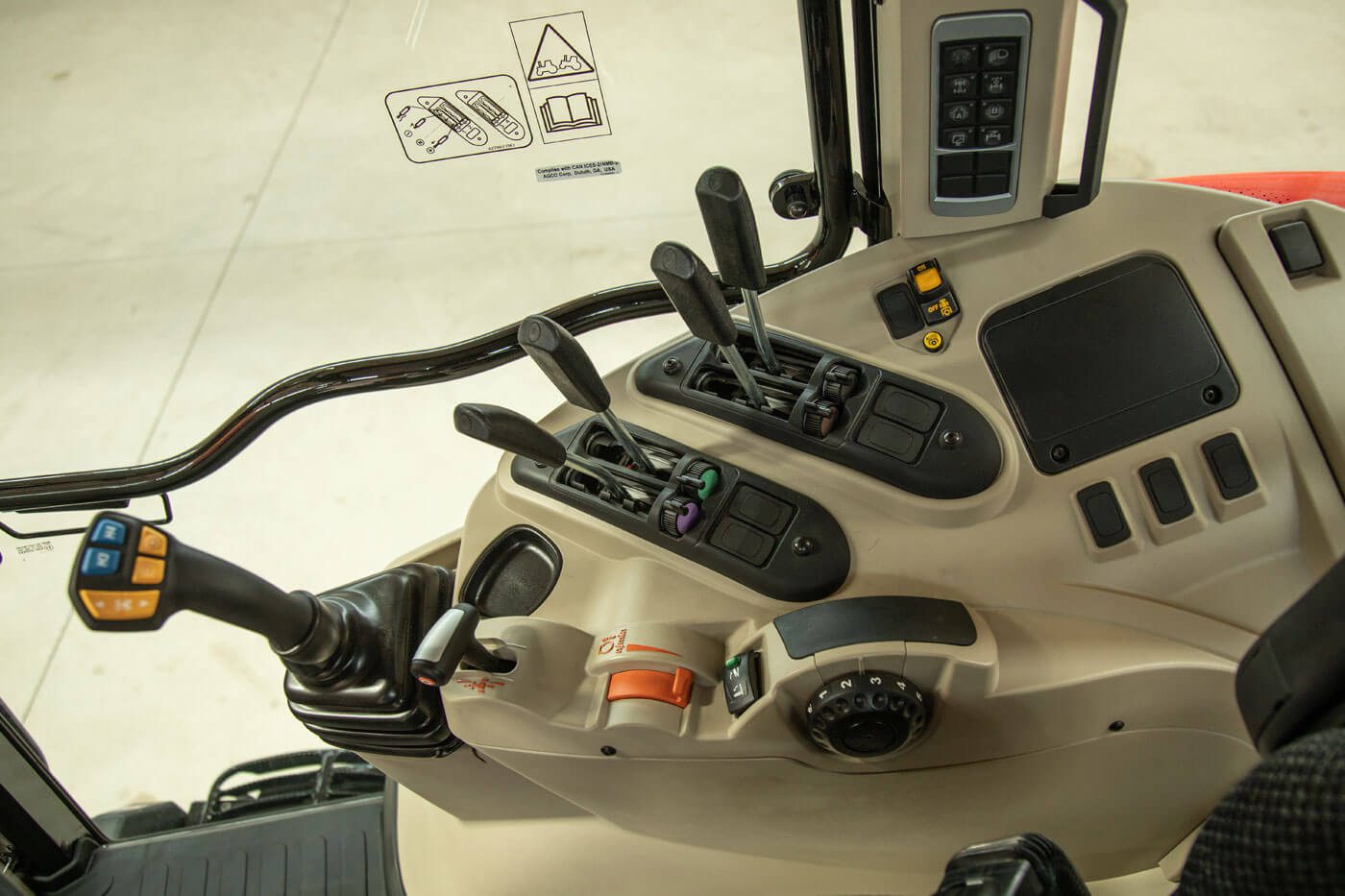 Mf 5700 S Key Benefit Ergonomic Controls 1400x933