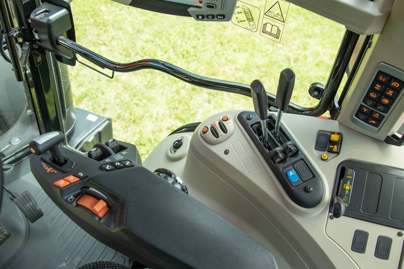 Mf 7700 S Key Benefit Optional Cab Environments 1400x933